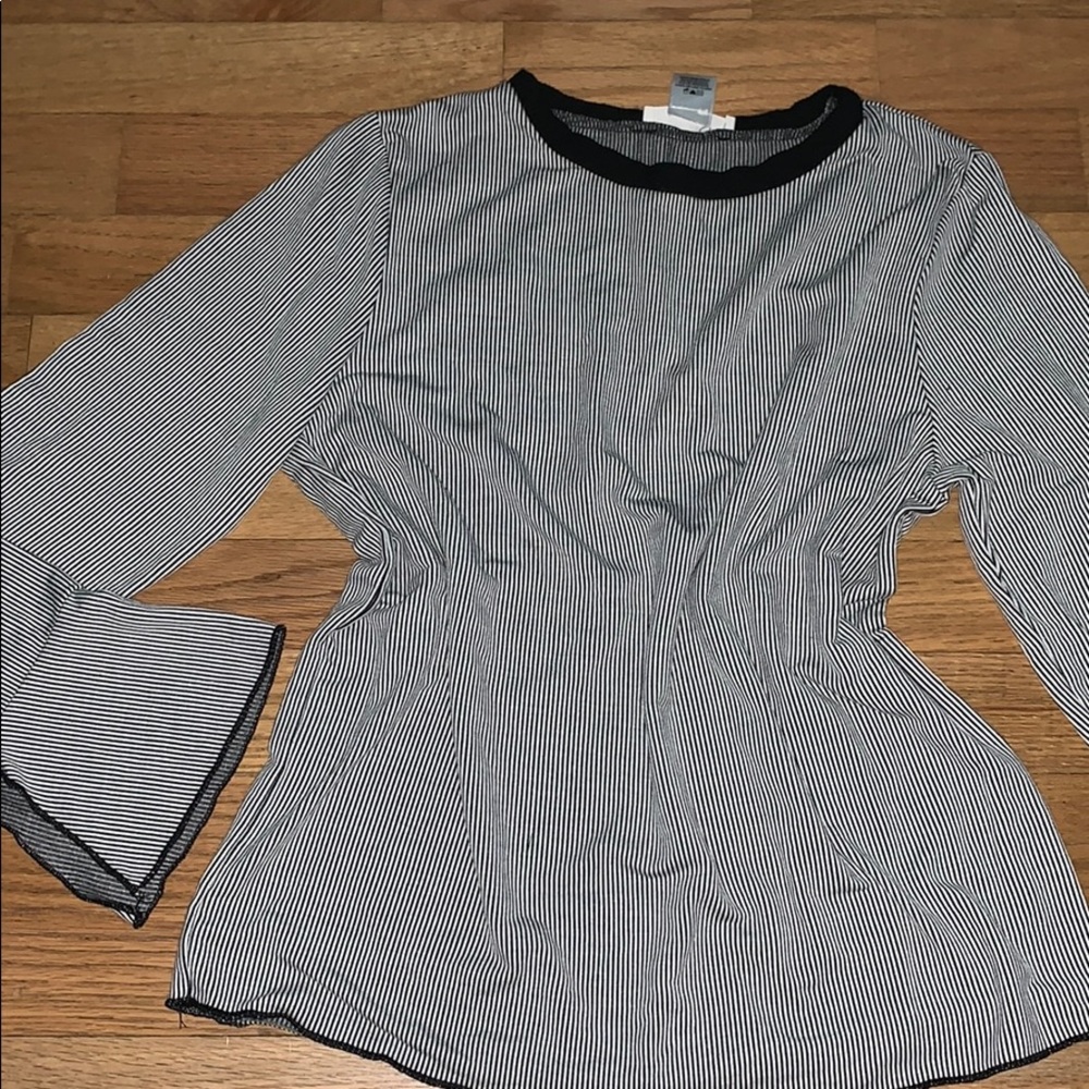 Beautiful flowy sleeve top